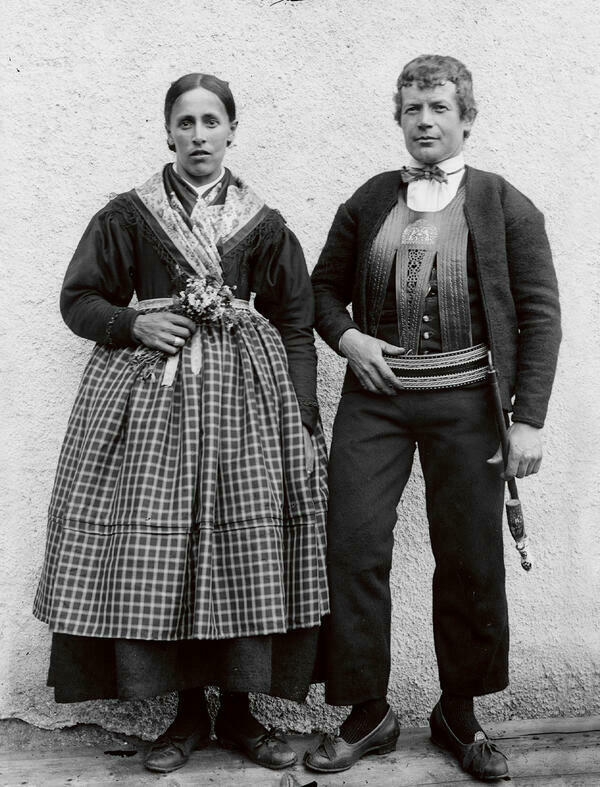 Schwarzweifotografie eines Ehepaars in Tracht aus dem Sarntal in Sdtirol, um 1910.